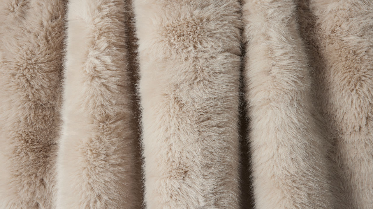 Kodiak Faux Fur Throws - 6001400 – Banana Republic Home